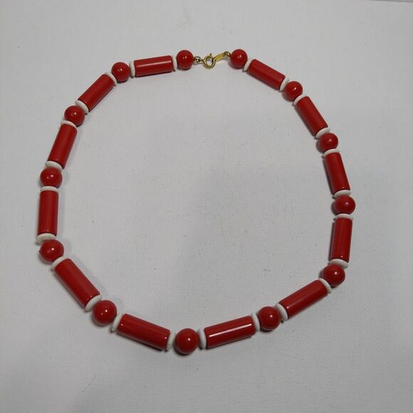 Trifari Red and White necklace 1980s 18" - Picture 4 of 4